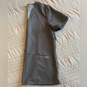 FIGS Women’s Casma Three-Pocket Scrub Top - Medium - Graphite